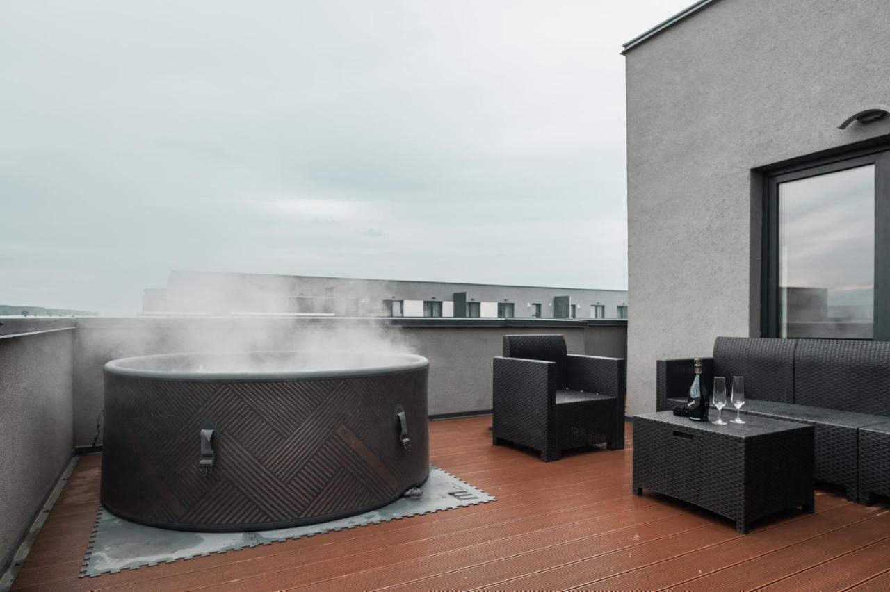 Skylark - Stockholm Penthouse With Jacuzzi, Movie Theater & Panoramic View Apartment Brașov Exterior foto
